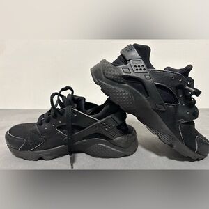 Nike Air Huarache Triple Black Sneakers | Size 5y